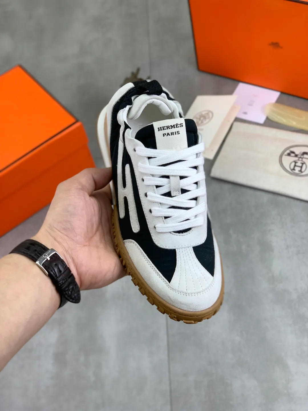 Men's men's shoes 💰P600 New model Top version Original order Hermes Hermès men's Drift Sneaker Summer new casual sports shoes Original purchase, development, production H family men's classic series, technological breathable fabrics with cowhide, casual sports shoes, casual shoes, sports dad shoes combine high-tech breathable materials and cowhide, H family exclusive button decoration on the side. The outsole is full of H italic design and bright colors to show vitality and continue the brand design inspiration. Stroll around the city lightly and feel free and comfortable. Delivered in exquisite packaging 🛍📦 ▪️Fabric: original customized breathable material + first-layer cowhide ▪️Inner: cowhide feet ▪️Outsole: molded and evacuated PU+TPU material ▪️Size: 35-45 Multiple colors available Premium packaging